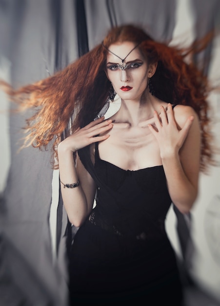魔女がハロウィーンを待っている赤毛の女性