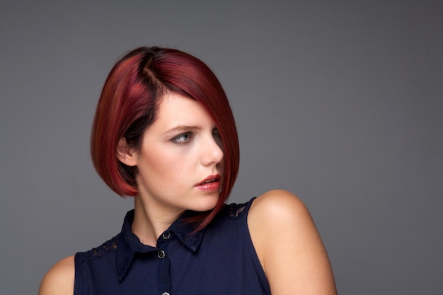 Photo redhead young woman with modern hairstyle