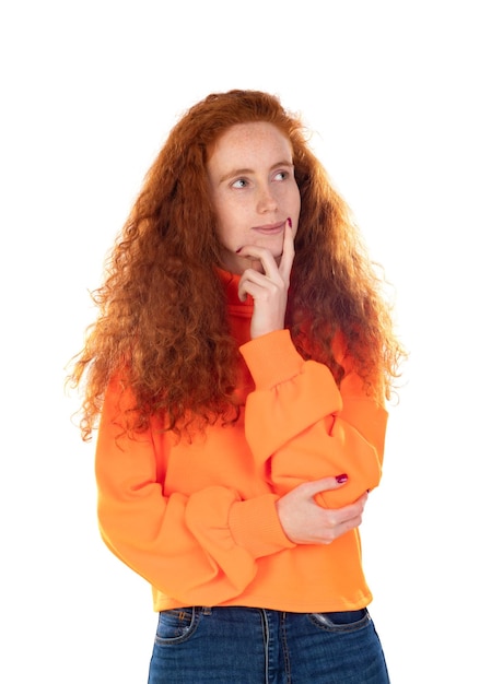 オレンジ色のジャージと赤毛の若い女性