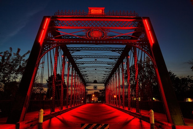 都市背景の夕暮れのレッドライト・トラス・ブリッジ