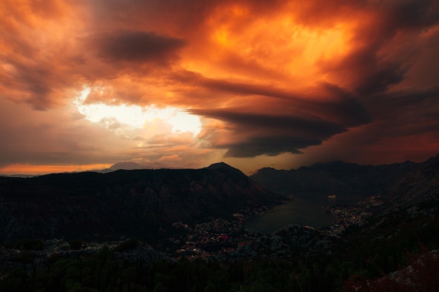 Redorange cielo al tramonto sulla baia di kotor vista dal monte lovcen