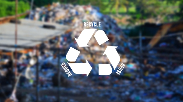 Фото Снижение повторного использования символа переработки на большой мусорной кучи промышленность фон экологическая метафора для экологического управления отходами и устойчивого и экономичного образа жизни