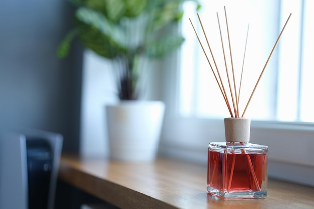 Foto deodorante per ambienti reed su un davanzale in legno all'interno