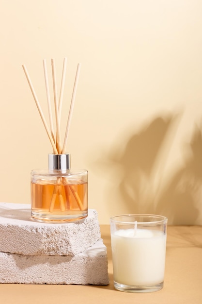 Flacone diffusore a lamella sul podio bastoncini di incenso per la casa dal profumo floreale con ombre dure il concetto di fragranza ecofriendly per la casa