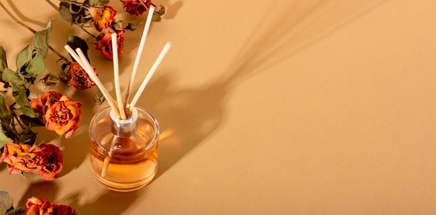Фото Диффузор тростниковый с цветами ароматические палочки для дома с цветочным ароматом с жесткими тенями концепция экологичного аромата для дома
