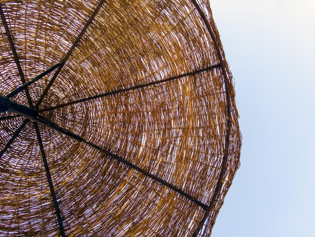 Reed parasol close-up op een zonnige dag