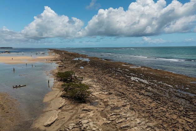 Scogliere tra la spiaggia e il mare con la bassa marea