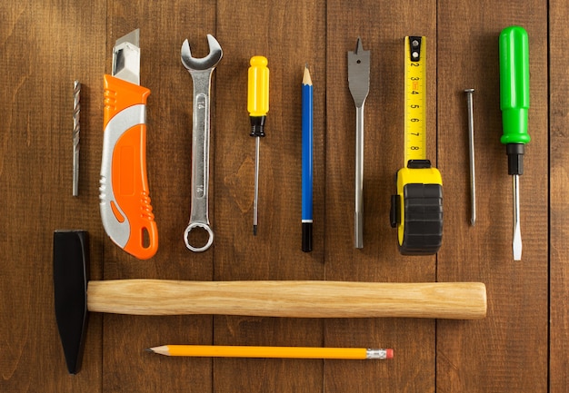 Reeks hulpmiddelen en instrumenten op houten muur