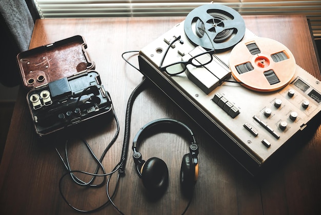 Foto reel bandrecorder voor afluisteren. vlakbij ligt een veldtelefoontoestel ussr. kgb-spionagegesprekken.