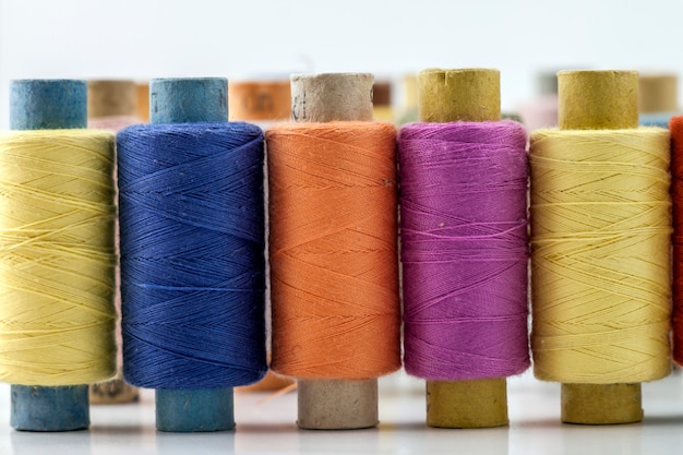 Катушки или катушки разноцветных швейных ниток