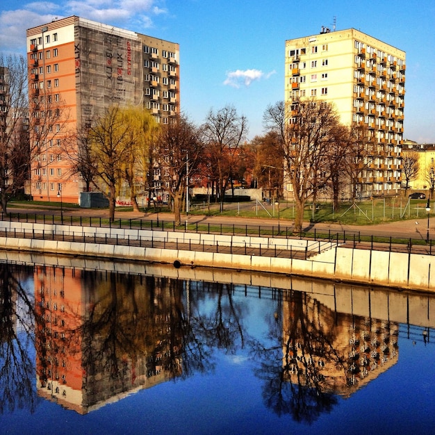 Photo refection of buildings in calm river