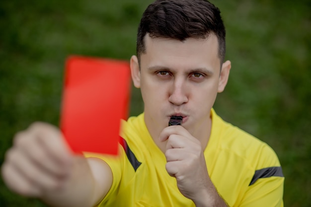 Foto arbitro che mostra un cartellino rosso a un calcio scontento