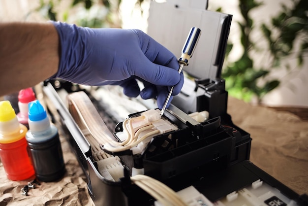 Refilling printer cartridges with multicolored ink\
background