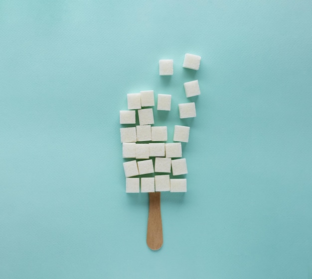 Photo refined sugar cubes on an ice cream stick sugar in ice cream