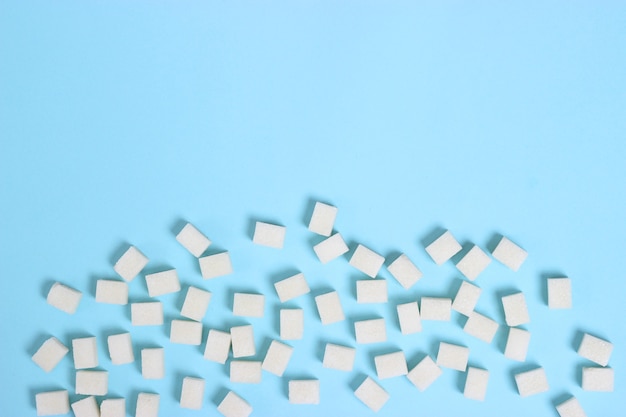 사진 색깔 있는 배경 당뇨병 개념에 정제된 설탕 과잉 설탕