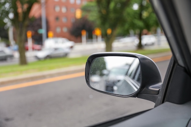 Reflecteren op de reis van het leven met de spiegel van de auto Een krachtig symbool van zelfreflectie bewustzijn een