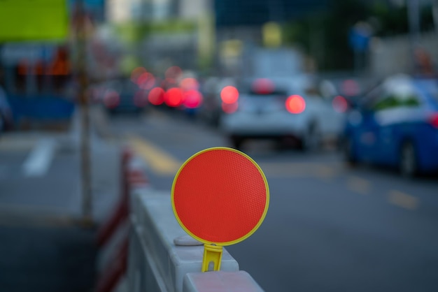 Reflecterend waarschuwingsbord tegen wazig verkeer op straat