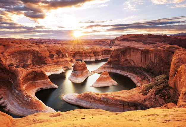 Reflectie canyon in Powell Lake, Verenigde Staten.