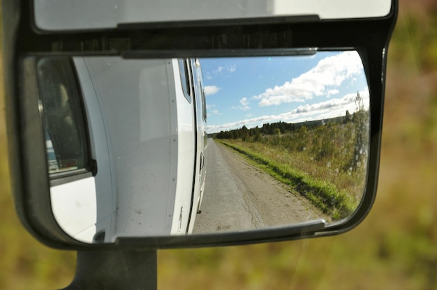 Foto reflectie in de zijspiegel van de auto