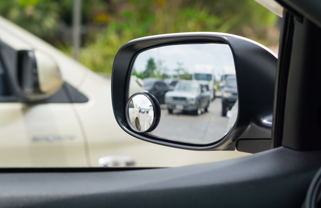 Reflectie in de zijspiegel van de auto.