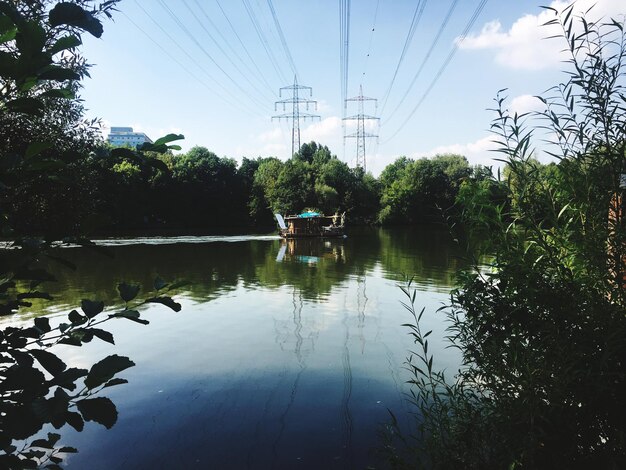 Foto reflectie van bomen in het meer tegen de lucht