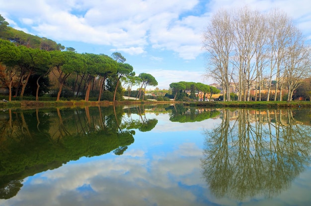 Foto reflectie van bomen in het meer tegen de lucht