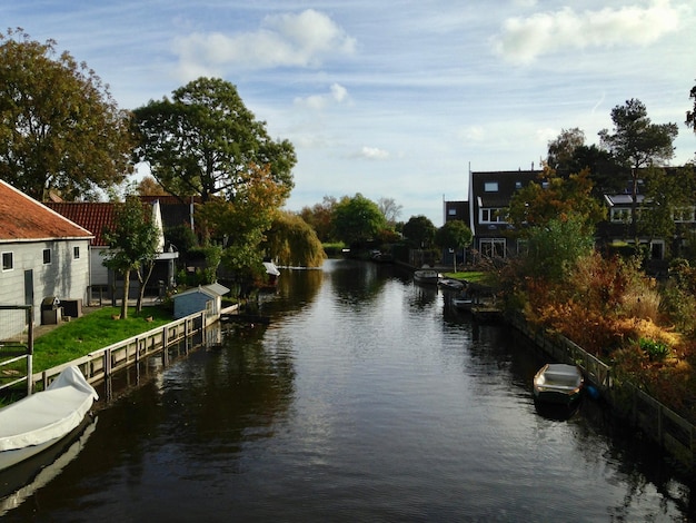 Reflectie van bomen in het water tegen de lucht