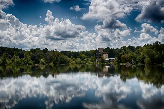 Foto reflectie van bomen tegen de lucht op een rustig meer