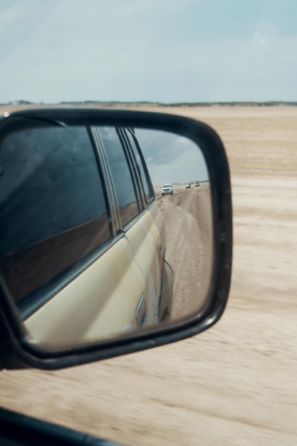 Reflectie van de auto in de zijspiegel