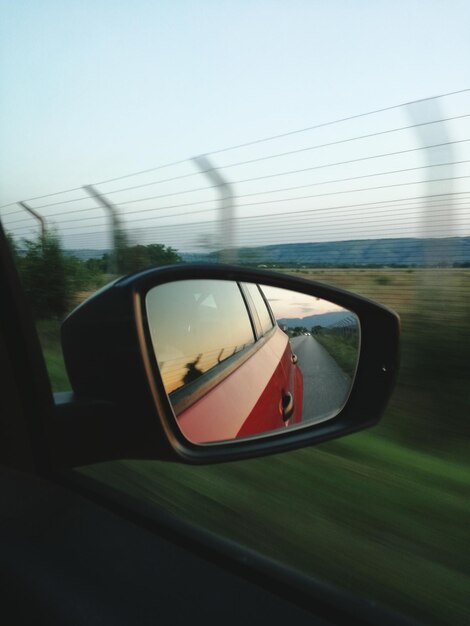 Foto reflectie van de auto in de zijspiegel