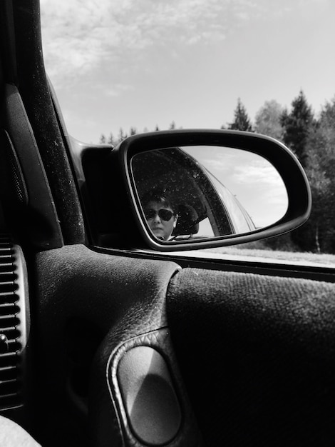 Foto reflectie van de auto in de zijspiegel