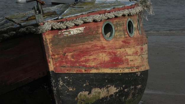 Foto reflectie van de boot op het water