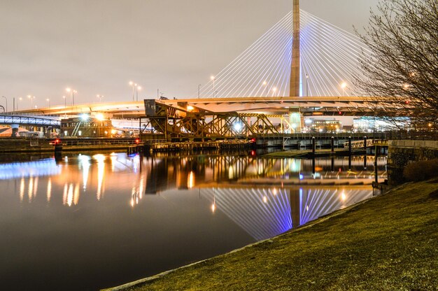 Foto reflectie van de brug in de rivier
