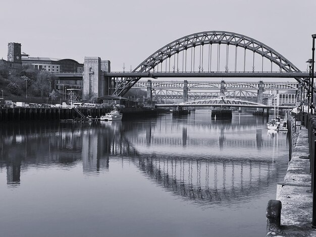 Foto reflectie van de brug over de rivier in de stad