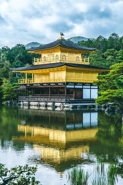 Reflectie van de gouden tempel in kyoto op een meer tegen de lucht