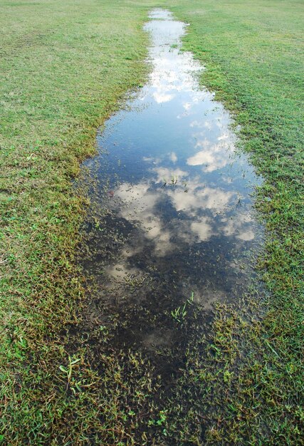 Foto reflectie van de hemel in ondiep water