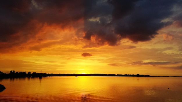 Reflectie van de oranje hemel op de rivier