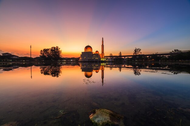 Foto reflectie van de tempel in het meer bij zonsondergang