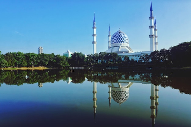 Foto reflectie van de tempel in het meer