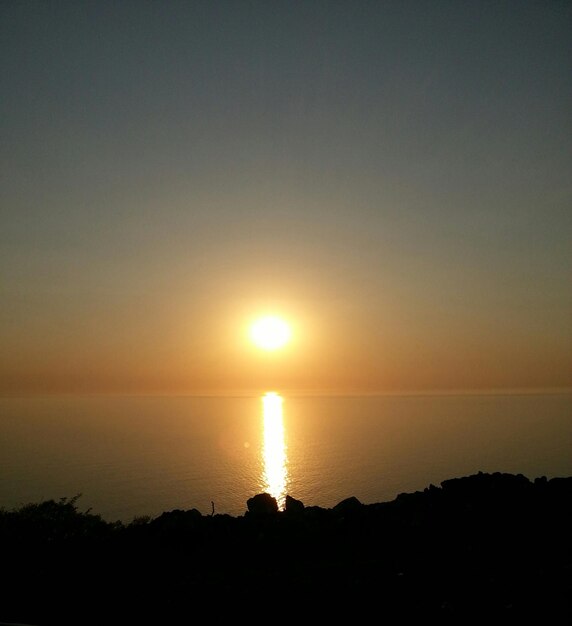 Reflectie van de zon in de zee bij zonsondergang