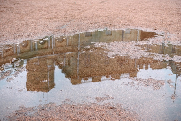 Reflectie van een oud paleis in plassen Regenachtige dag