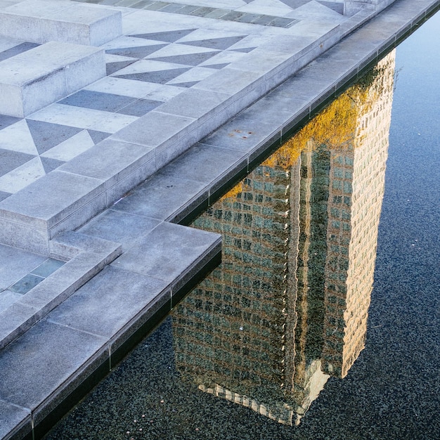Reflectie van gebouw in water
