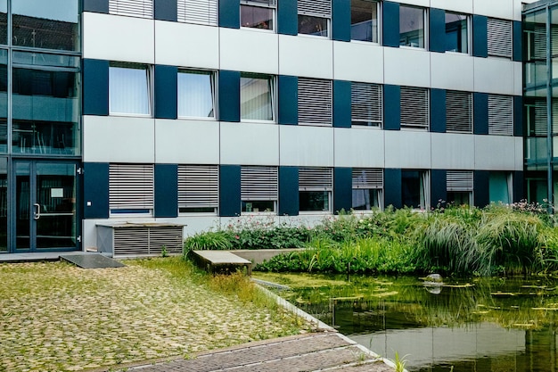 Foto reflectie van gebouwde constructie in water