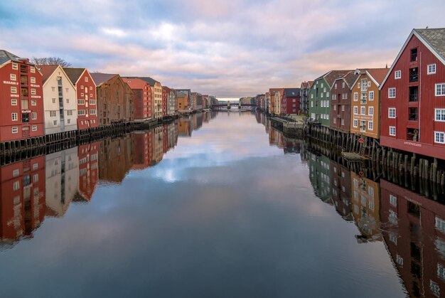 Foto reflectie van gebouwde constructies in water