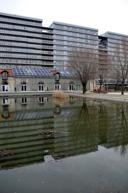 Foto reflectie van gebouwen in het water