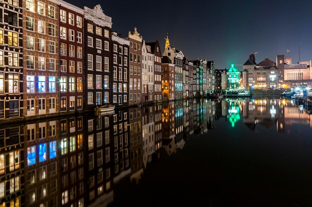 Reflectie van gebouwen in het water