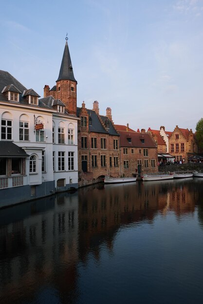 Foto reflectie van gebouwen in water brugge belgium