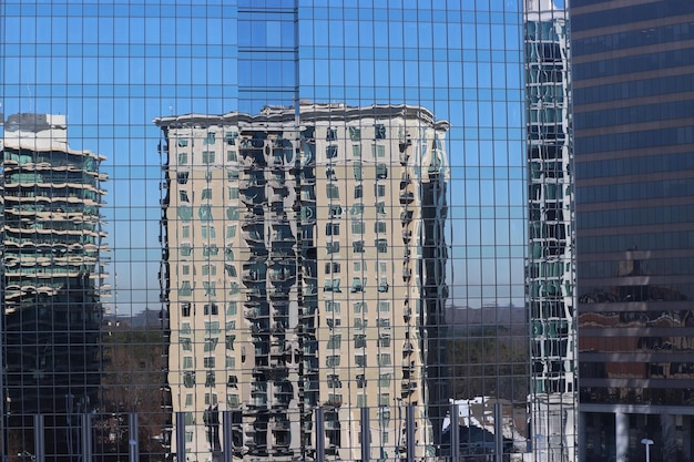 Foto reflectie van gebouwen op een glazen raam