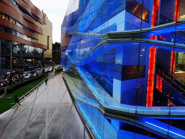 Foto reflectie van gebouwen op glas tegen een blauwe hemel