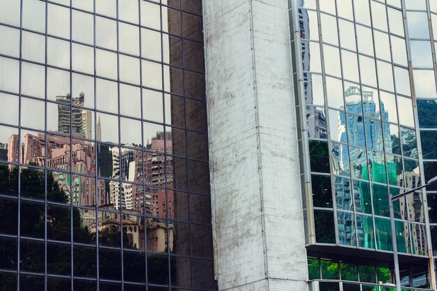 Foto reflectie van gebouwen op glas